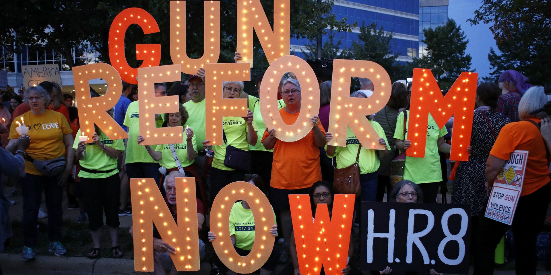 En manifestation för skärpta vapenlagar utanför vapenlobbyorganisationen NRA:s högkvarter i Fairfax i Virginia.