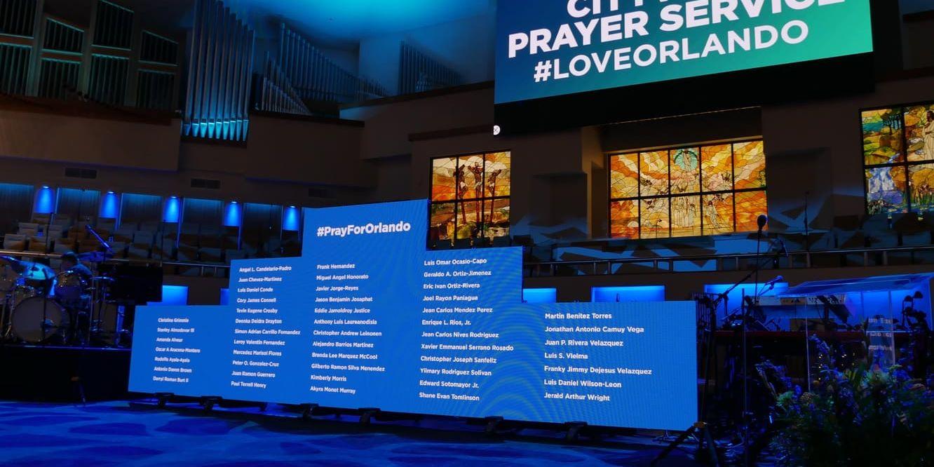 First Babtist Church i Orlando har satt upp namnen på offren efter massakern på gayklubben Pulse.