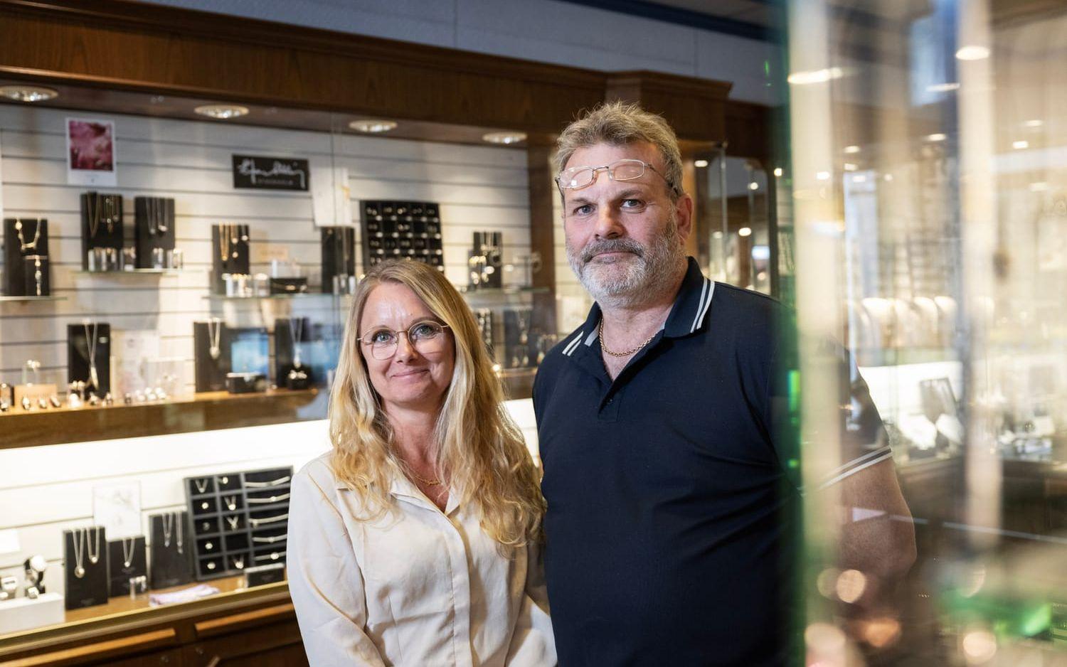 Syskonen Johanna och Fredrik Mossberg på   Bokströms guld i Uddevalla är tredje generationen som driver guldsmedsverksamheten vidare.