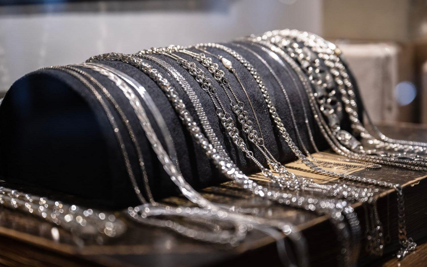 Syskonen har påbörjat en satsning på vintage. Det innebär att även begagnade smycken säljs vid sidan av de nya. ”Det kan vara sånt som knappt är använt”, berättar Johanna Mossberg.