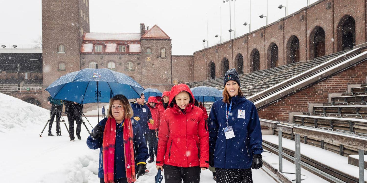 Gunilla Lindberg, generalsekreterare för SOK, skridskoåkaren Zhang Hong, och simmaren Therese Alshammar, när IOK:s utvärderingskommission inspekterade Stockholms stadion härom dagen.