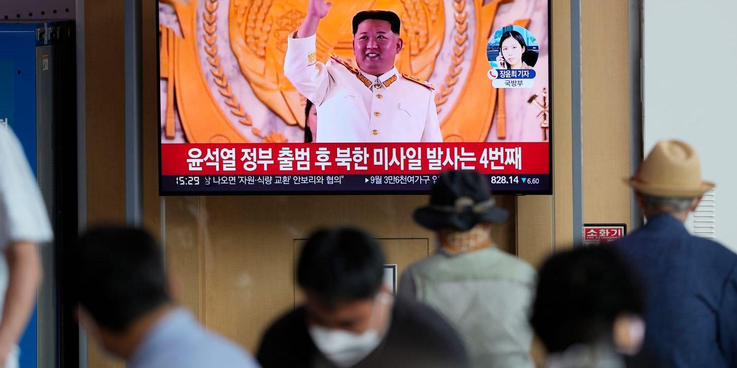 Nordkoreas ledare Kim Jong-un på tv i det offentliga i Seoul. Arkivbild.