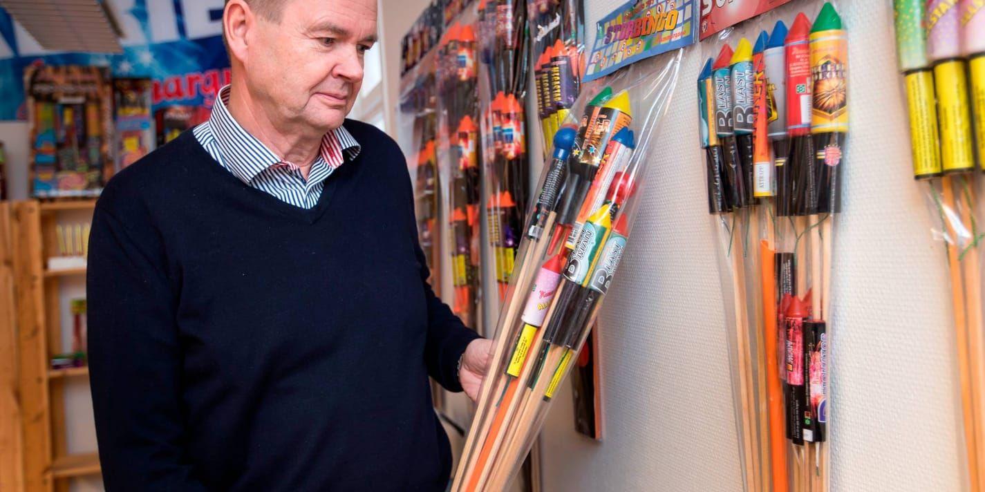 Erik Nilsson, ordförande för Sveriges Fyrverkeribranschförbund, visar vilken typ av raketer som föreslås förbjudas efter branschens möte i Kungsbacka på torsdagen.