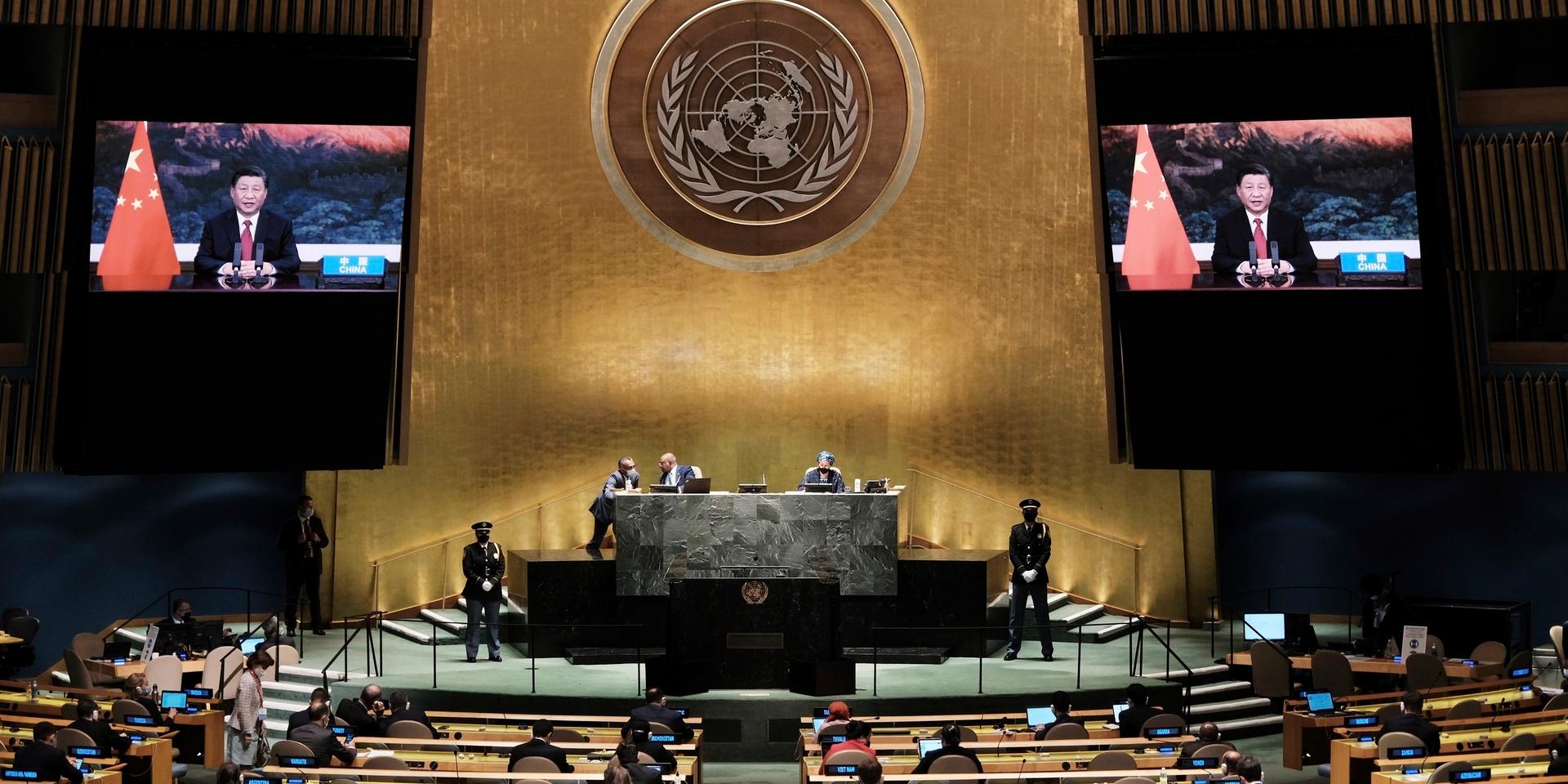 Kinas ledare Xi Jinping (på skärmarna) håller sitt förinspelade tal i FN:s generalförsamling.