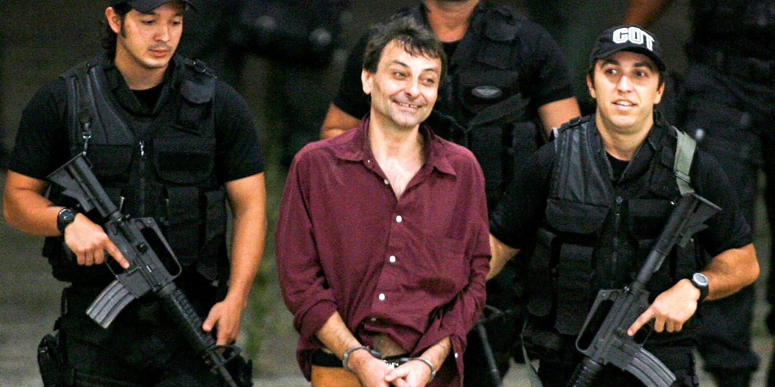 Cesare Battisti, dömd i sin frånvaro för fyra politiska mord i Italien på 1970-talet, efter att han greps av brasiliansk polis 2007. Arkivbild.