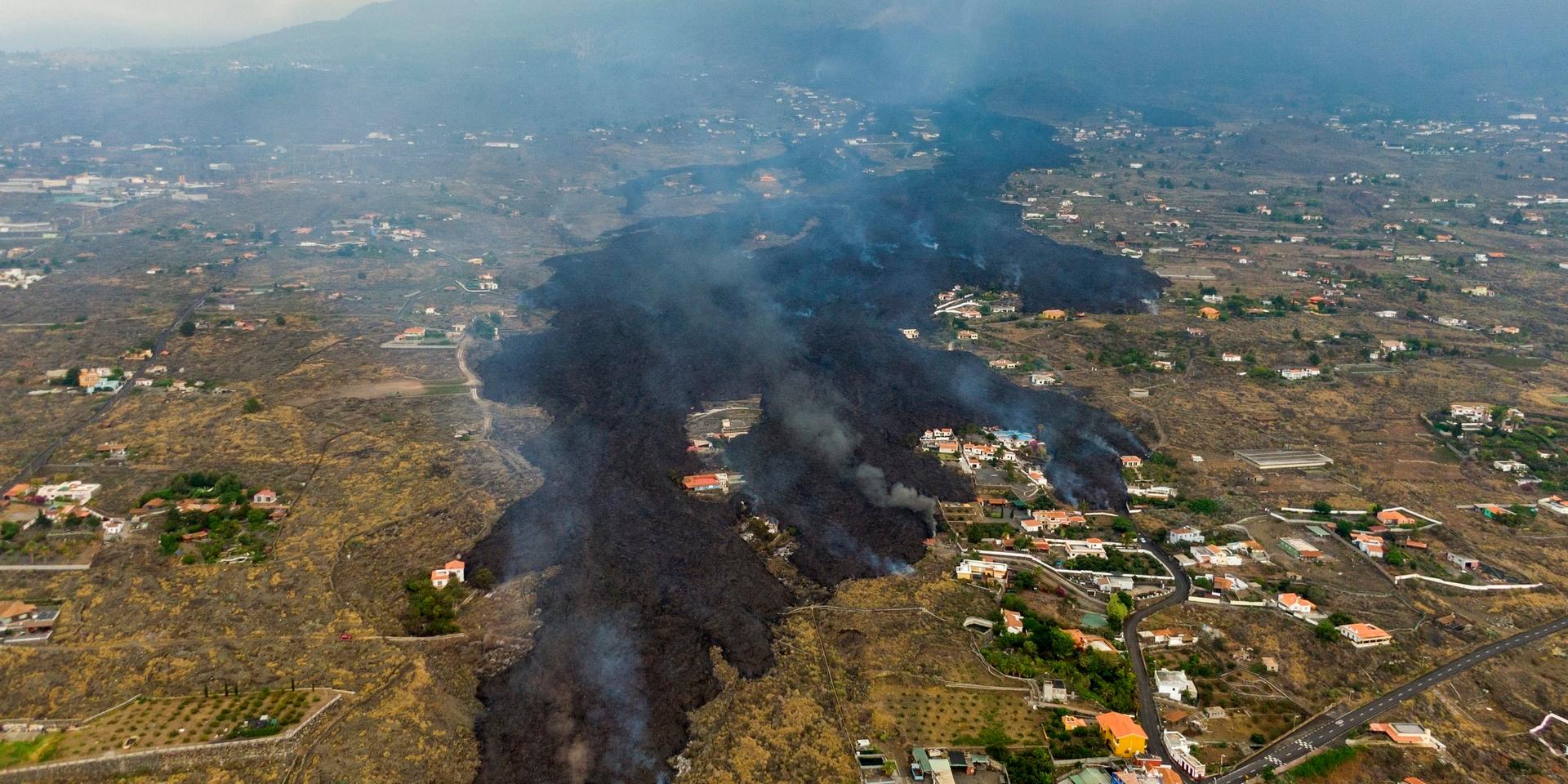 Tusentals personer har evakuerats på grund av den flödande lavan på kanarieön La Palma.