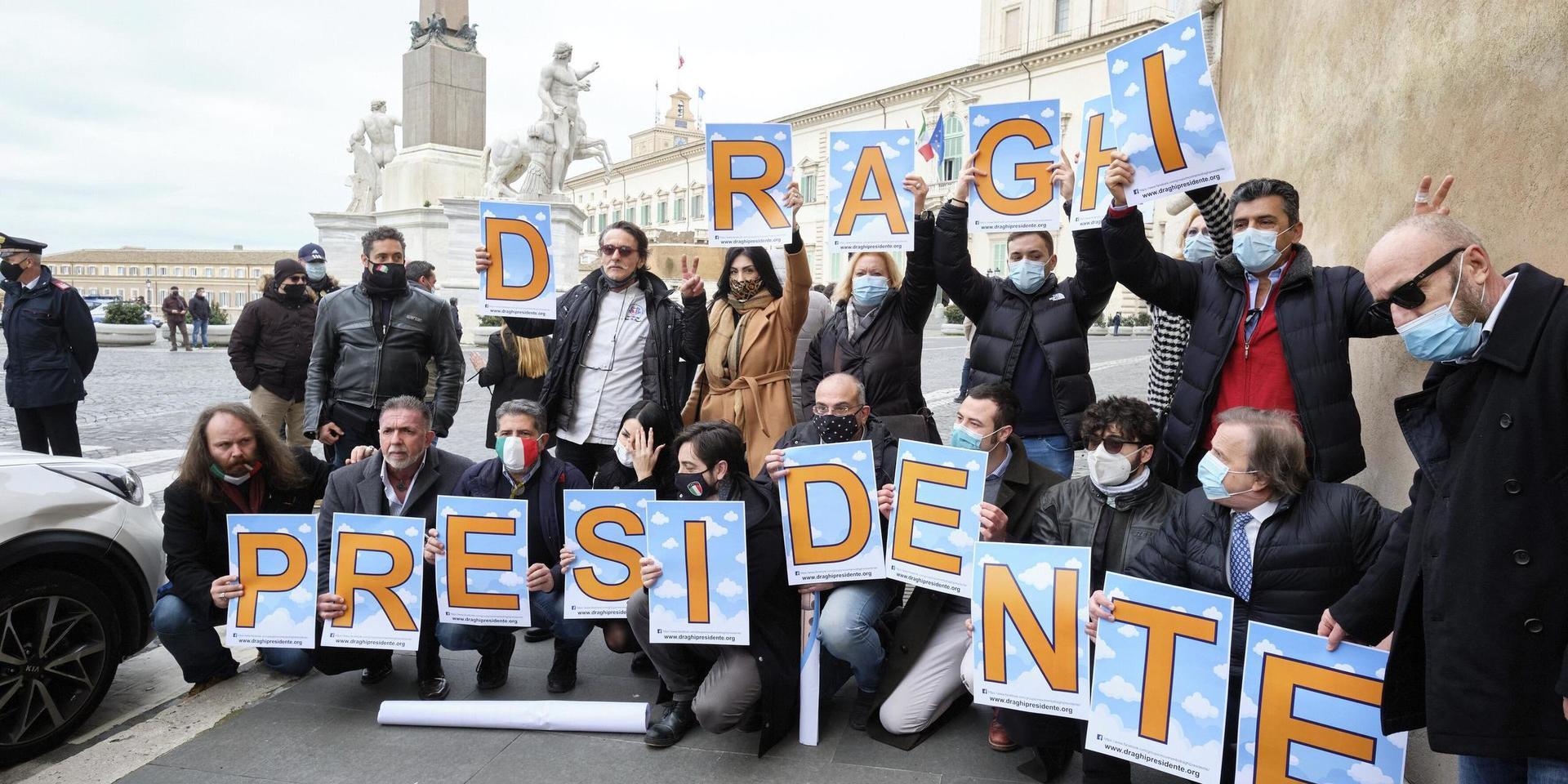 En grupp anhängare av Mario Draghi hade samlats utanför Quirinalpalatset i Rom på onsdagen, när han anlände för att få sonderingsuppdrag av presidenten.