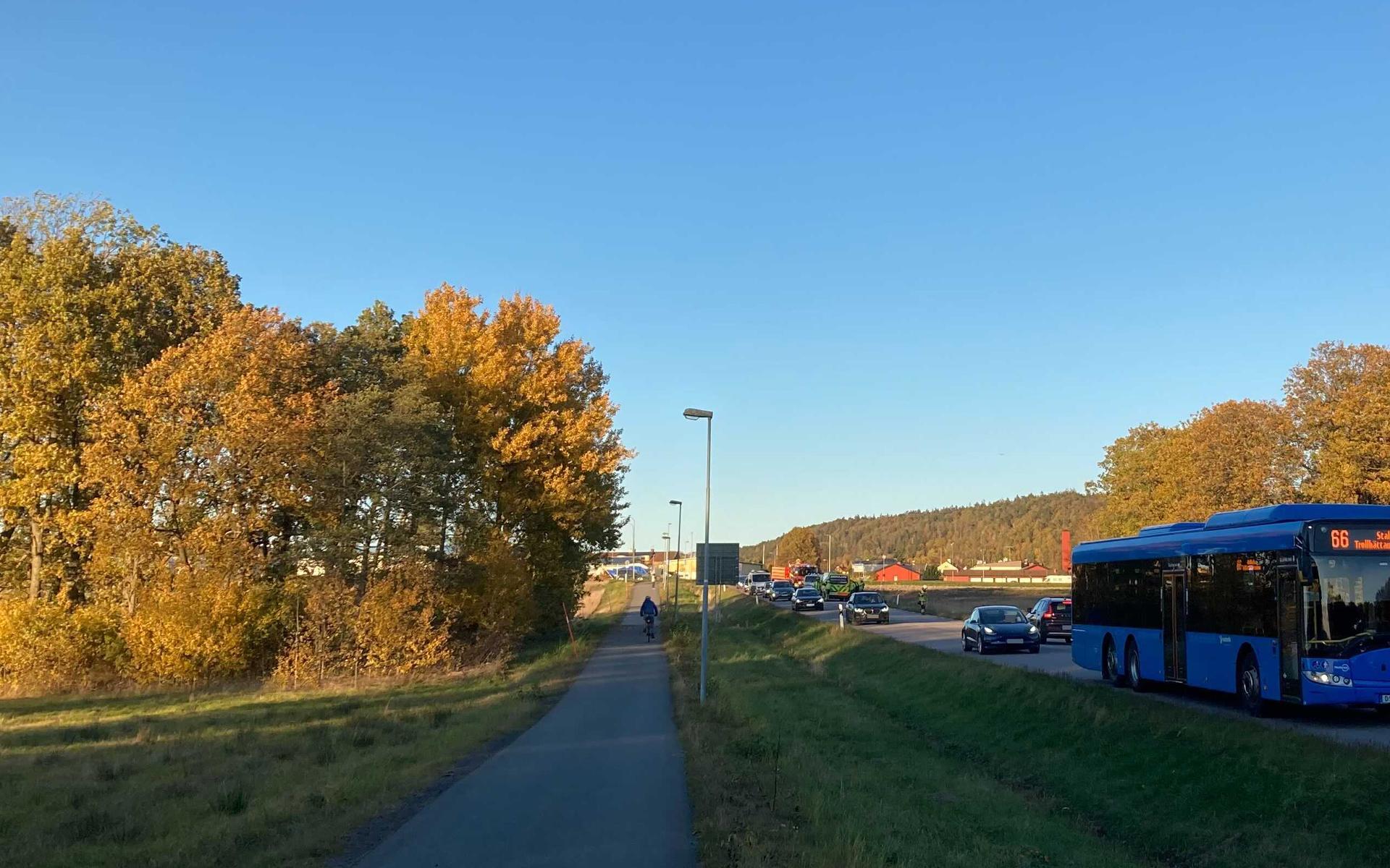 Köer efter en trafikolycka intill rondell i Vargön. Läsarbild.