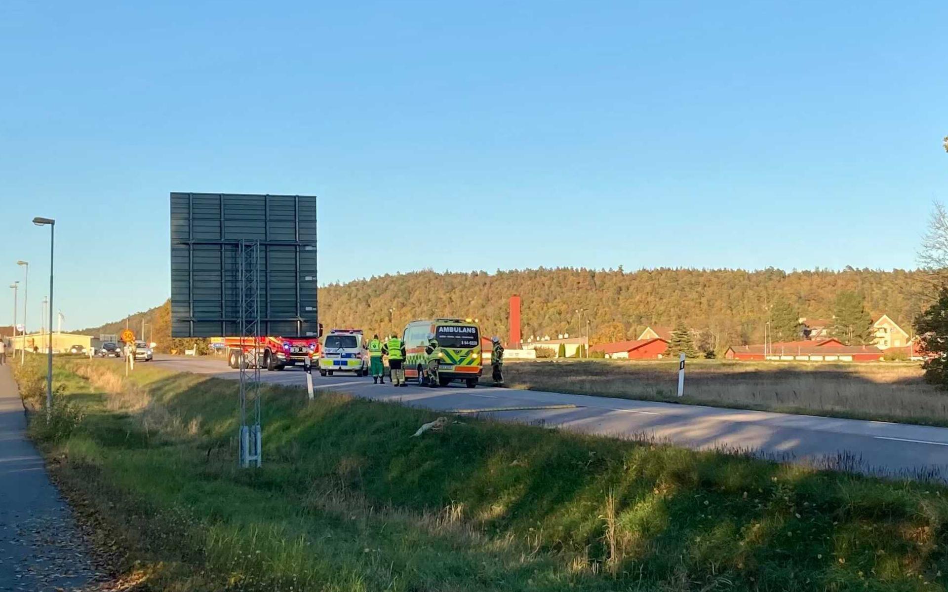 Ambulans och polis på plats vid olycka i Vargön. Läsarbild