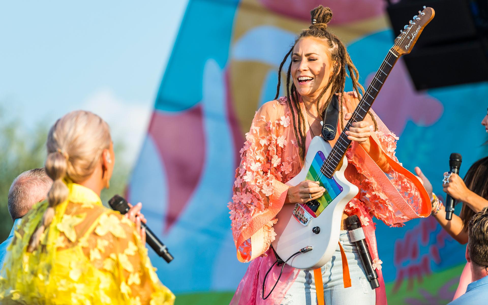 Mariette spelar elgitarr under Diggiloo 2019 på Sanden.