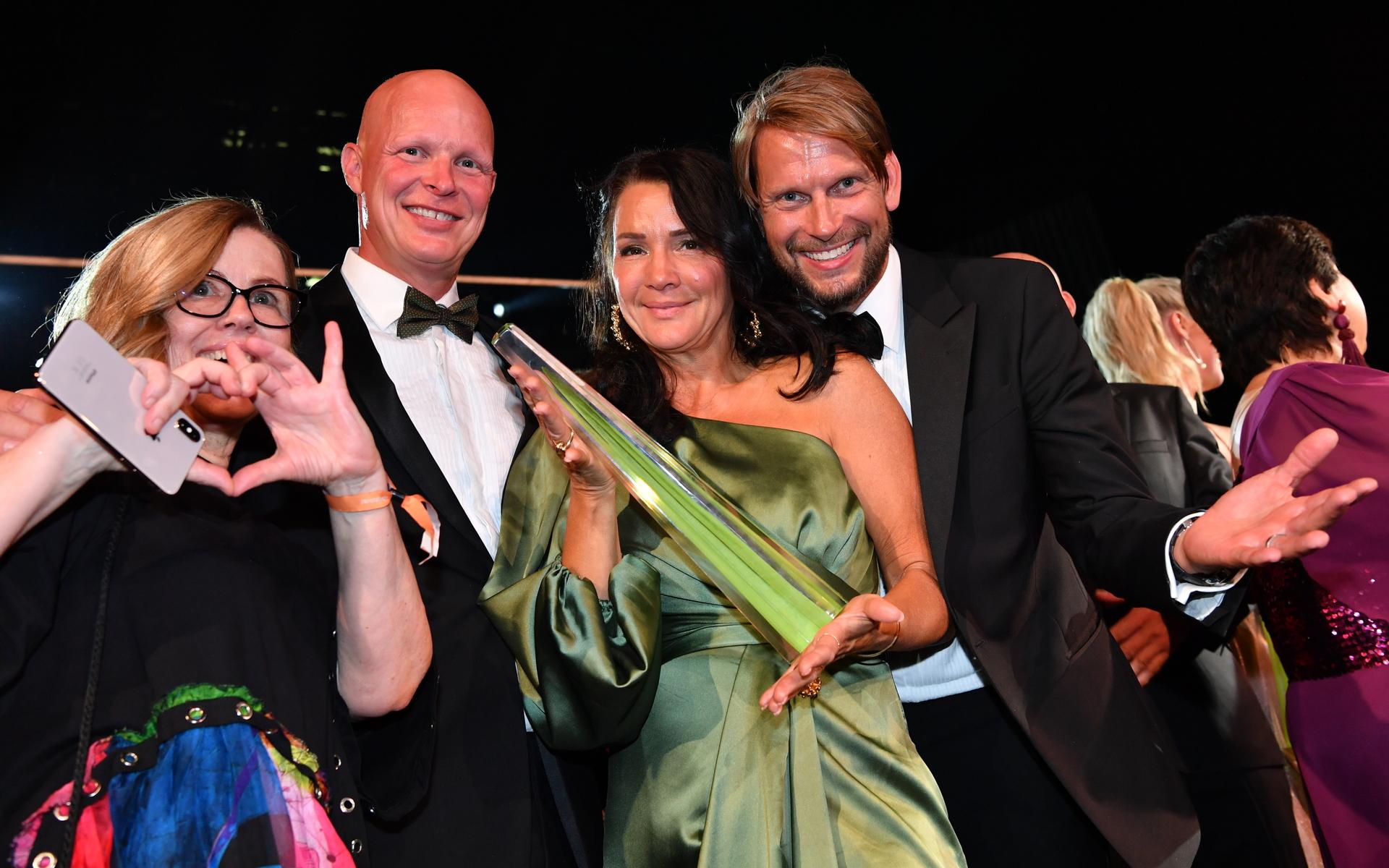 Mattias Särnholm, Sofia Wistam och Johnnie Krigström med priset för Årets Livsstilprogram som de tog emot för ”Sofias änglar” vid Kristallengallan 2019.