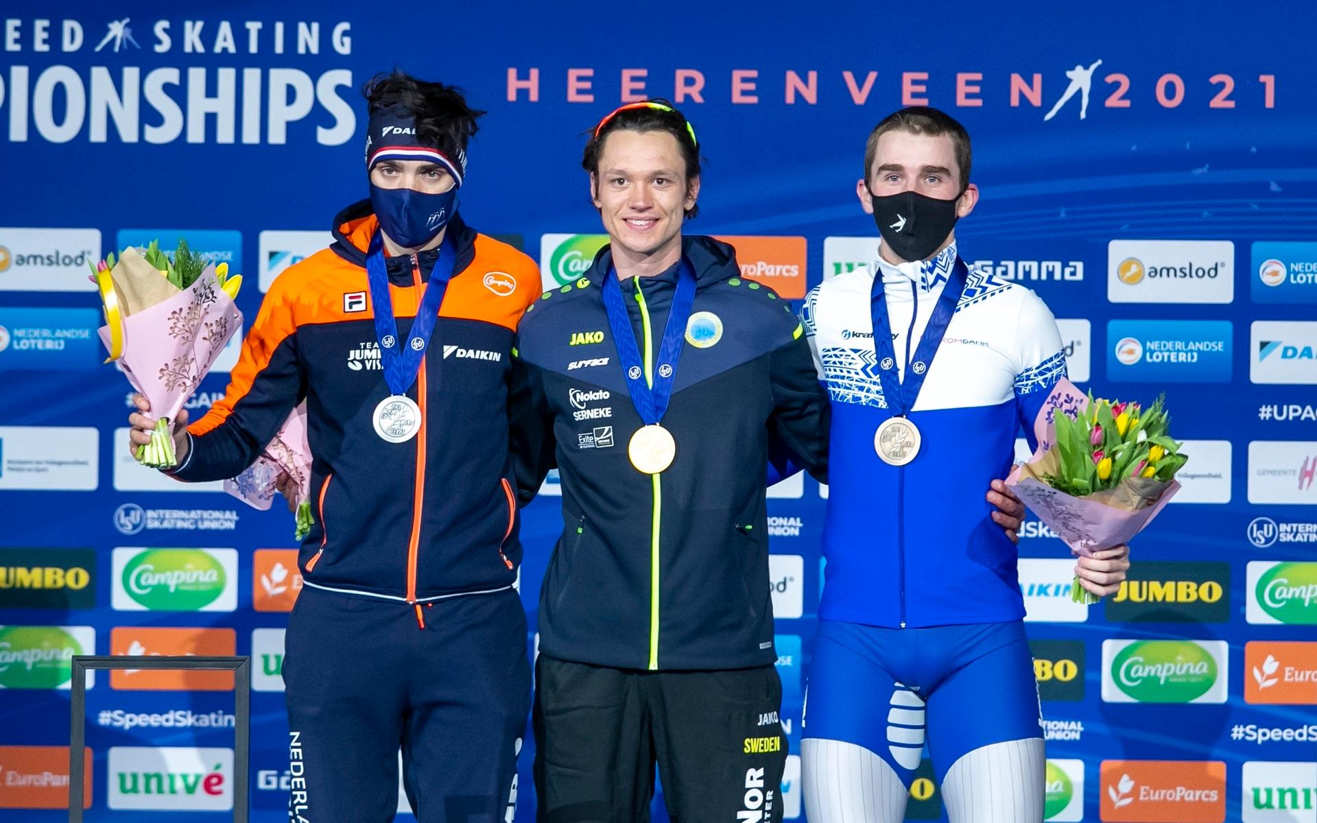 Patrick Roest, Nils Van der Poel och Sergey Trofimo på prispallen efter Trollhättesonens guld på 5 000 meter.