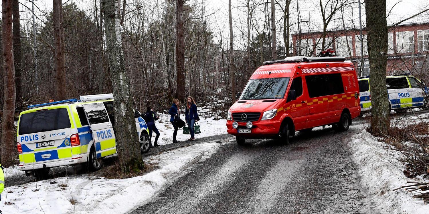 Polis och brandfordon kallades till den sjukdomsdrabbade skolan på Lidingö.