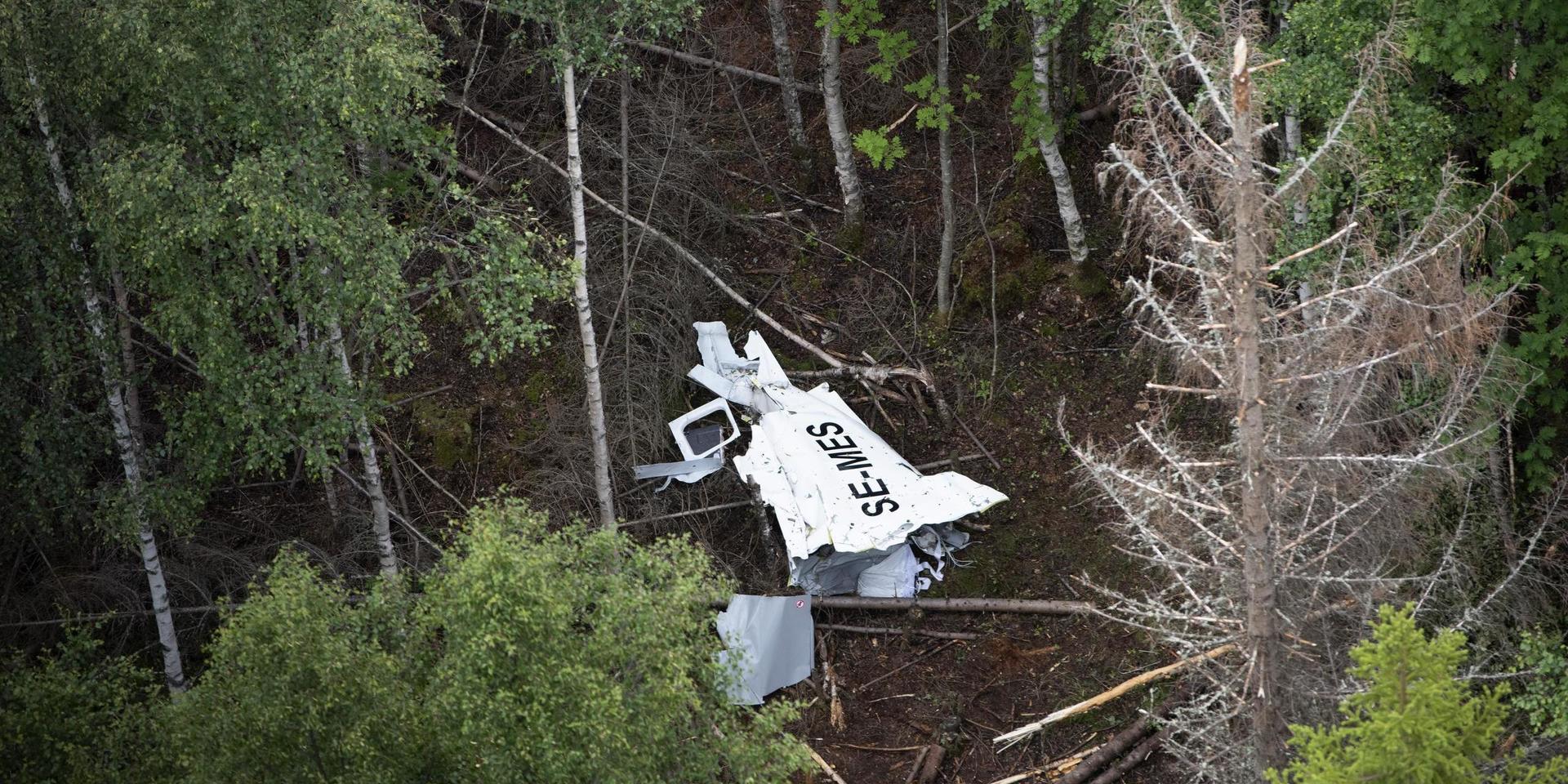 Resterna av flygplanet på Storsandskär dagen efter flygolyckan.
