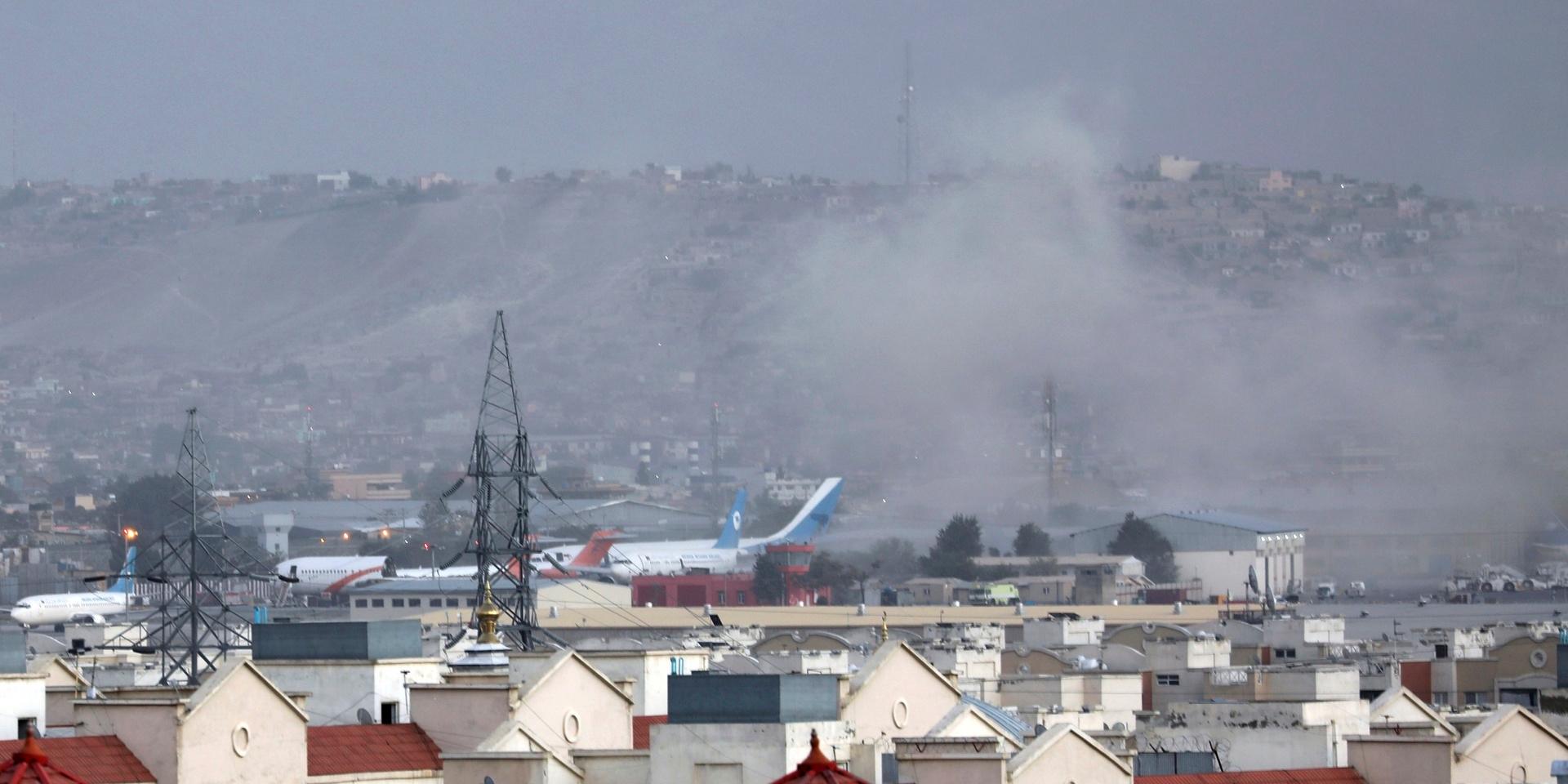 Rök från flygplatsen i Kabul.