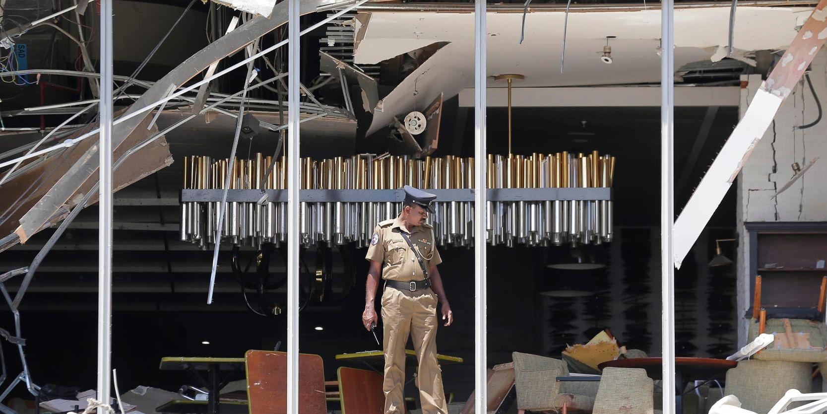 En polis inspekterar skadorna på hotellet Shangri-la i Colombo.