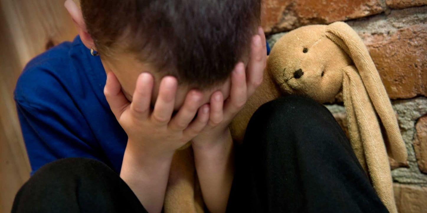Utsatt. Barn som har psykiskt sjuka eller våldsamma föräldrar måste skyddas betydligt bätte än idag.
