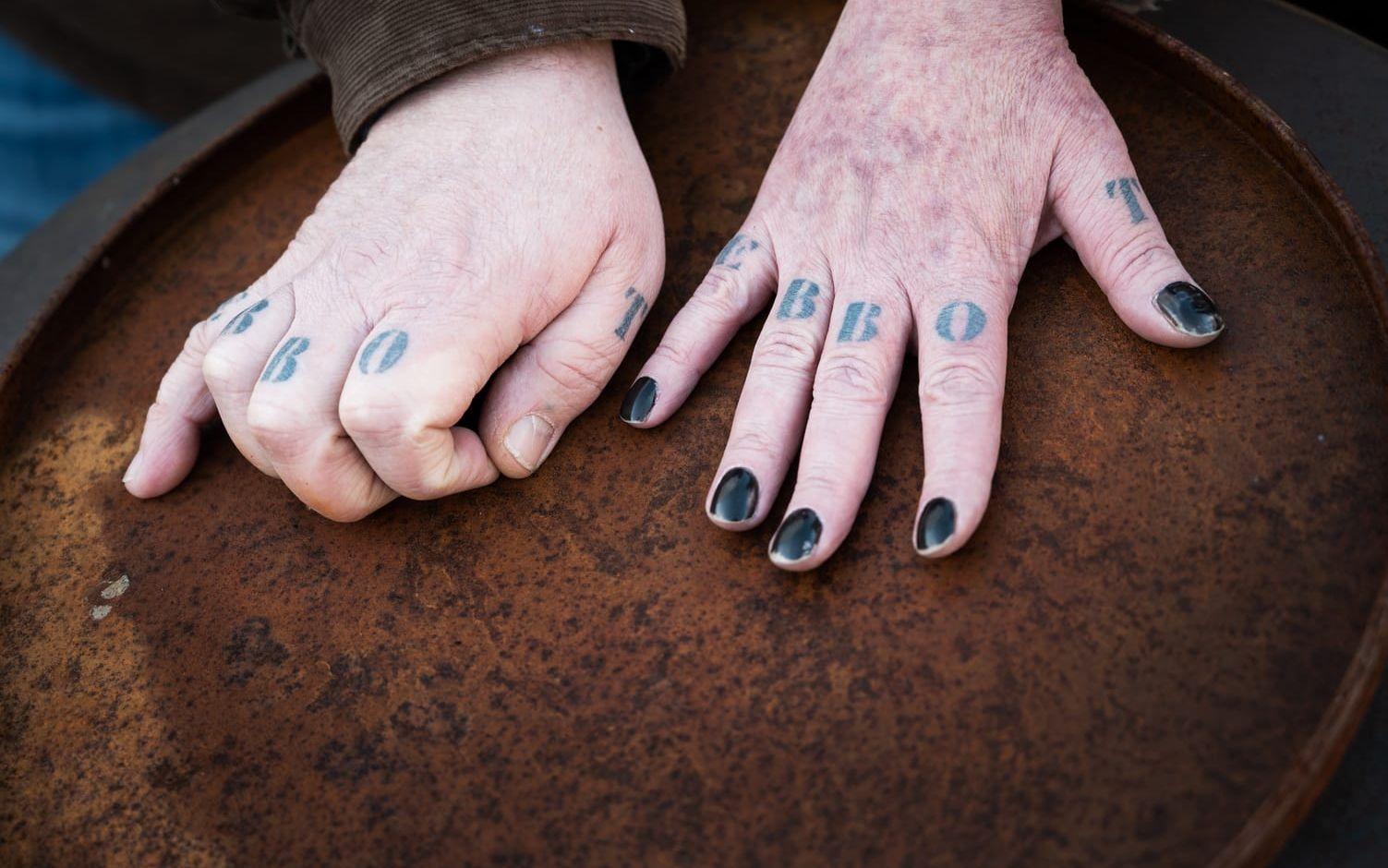 Båda har "Ebbot" tatuerade på fingrarna, efter deras hund, en american bully.
