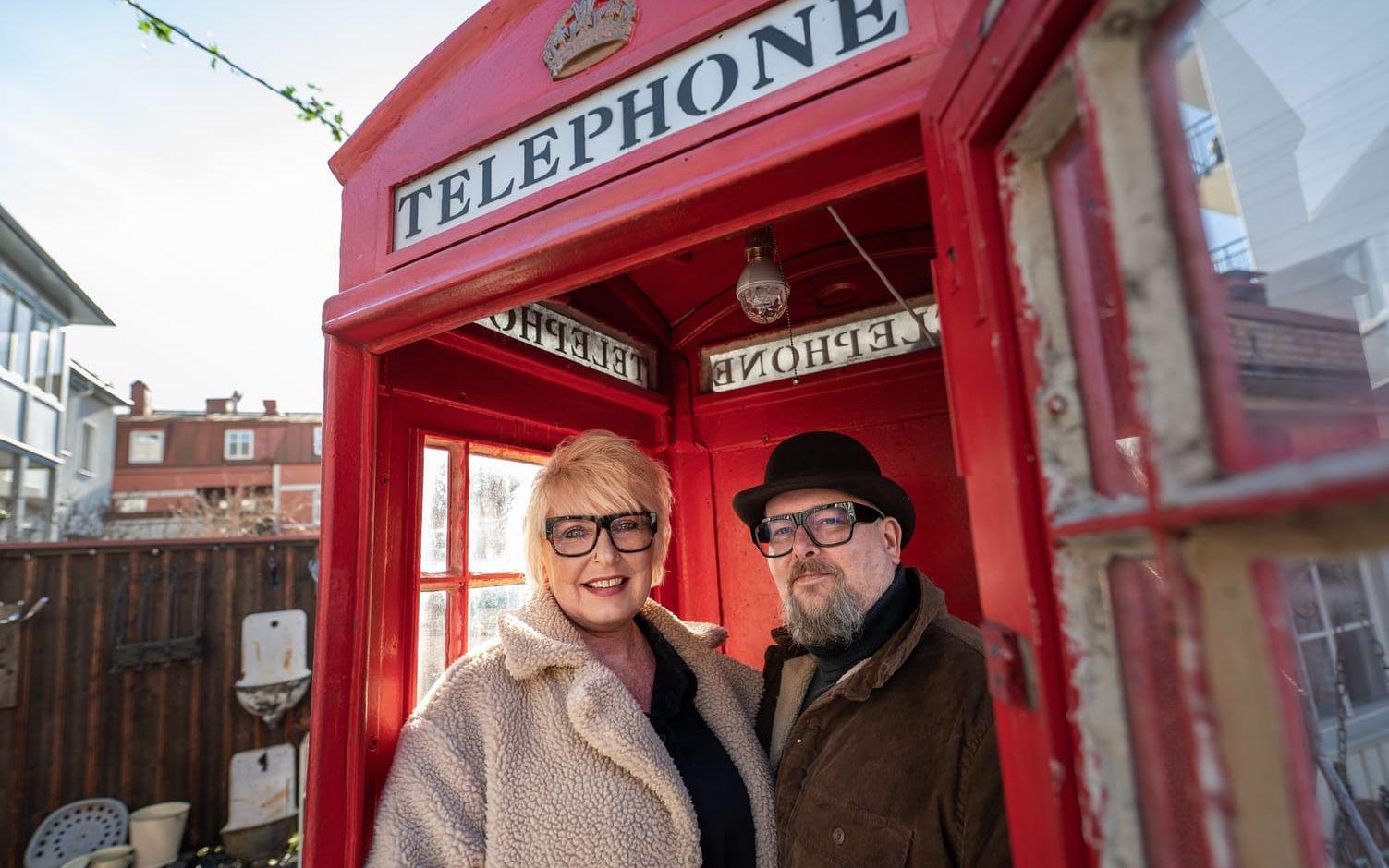 Den klassiskt röda telefonkiosken har Åsa köpt på nätet. ”Den kommer från en förort i London och väger 850 kilo”, berättar hon.