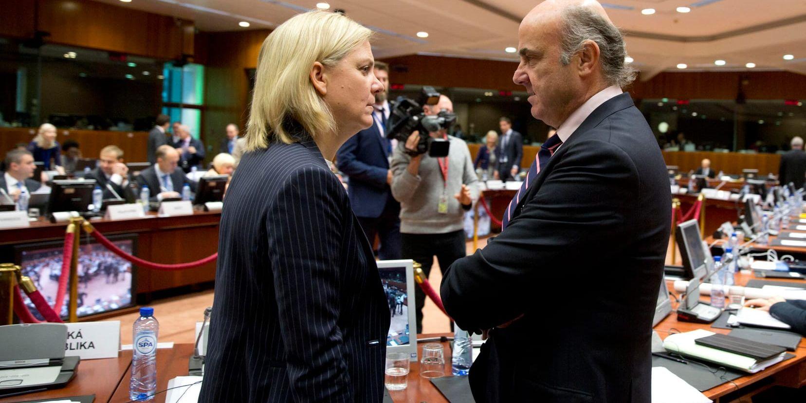Finansminister Magdalena Andersson tillsammans med spanske kollegan Luis de Guindos vid ett tidigare finansministermöte i Bryssel.