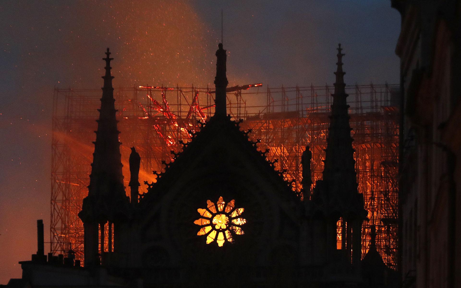 På måndagskvällen började katedralen Notre-Dame i Paris att brinna.
