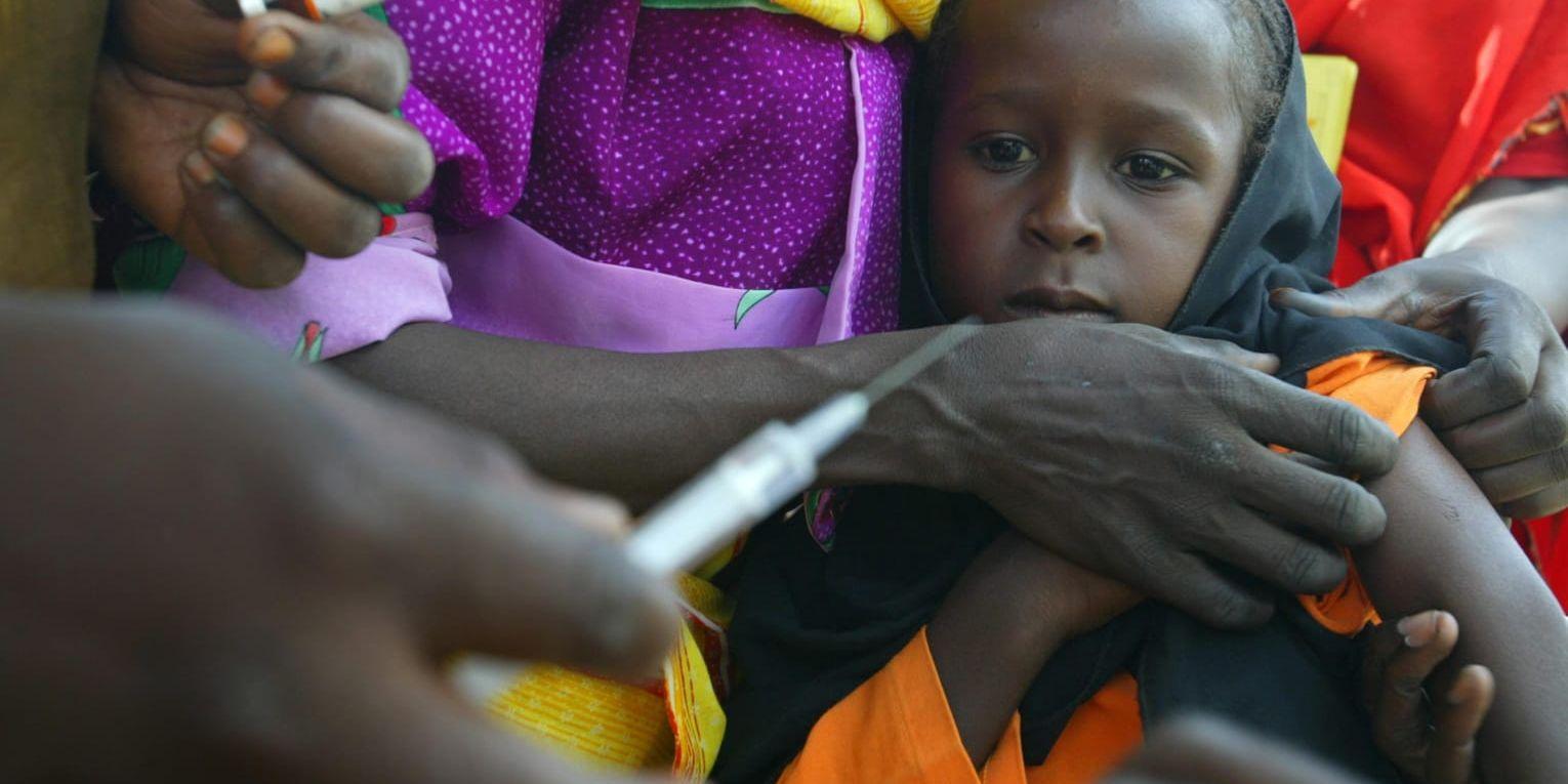 En flicka vaccineras mot mässling och polio i Tchad. Arkivbild.