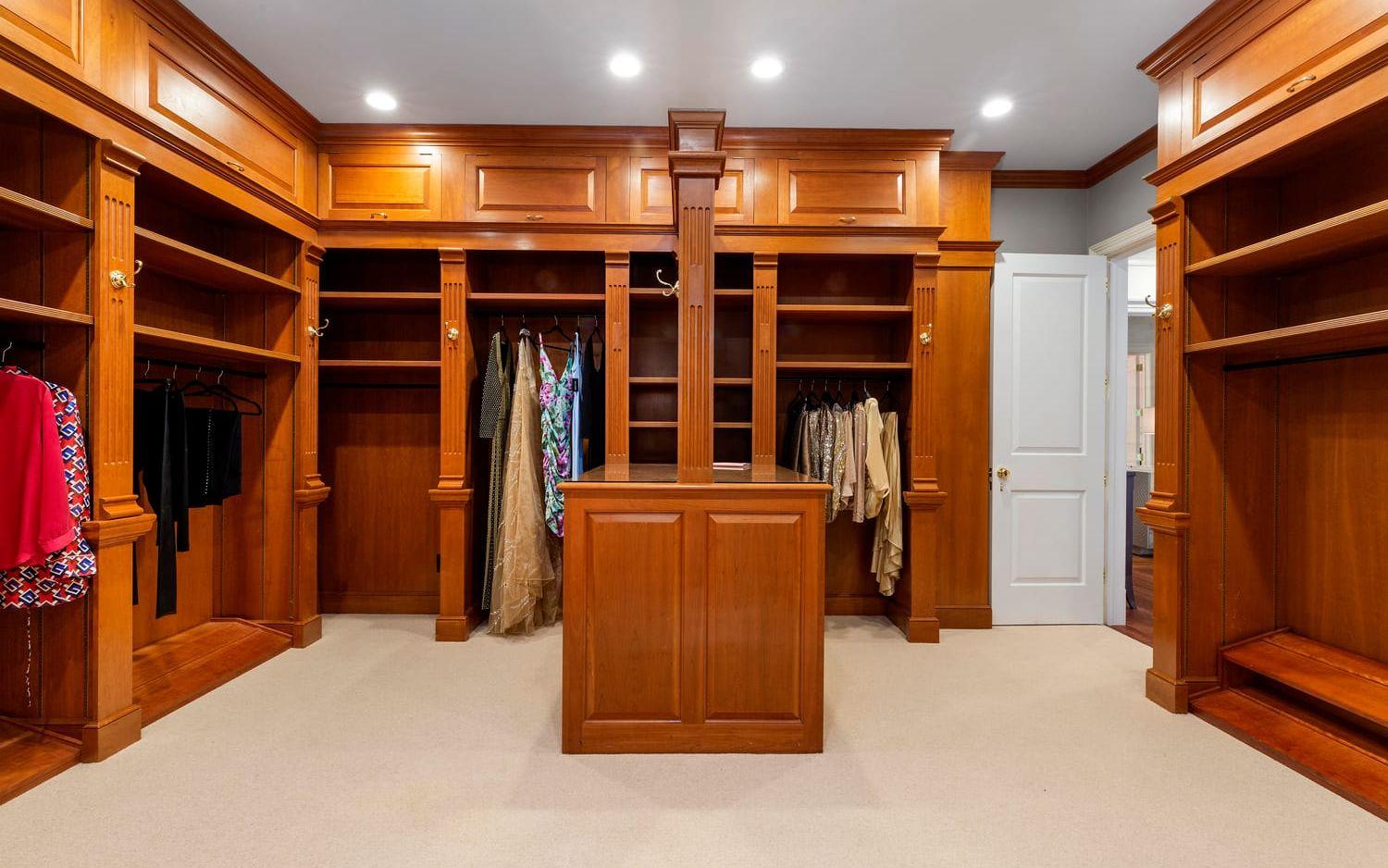 I hennes walk-in-closet finns det plats för mycket kläder och skor.