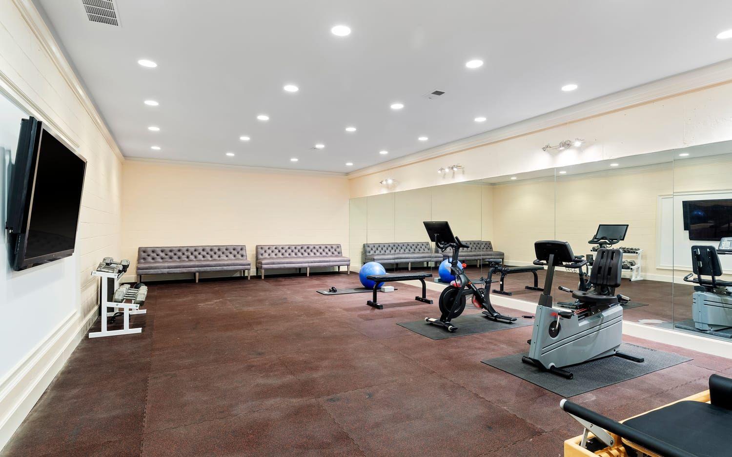 Vill man hålla sig i form finns det ett gym i huset med speglar och tv.