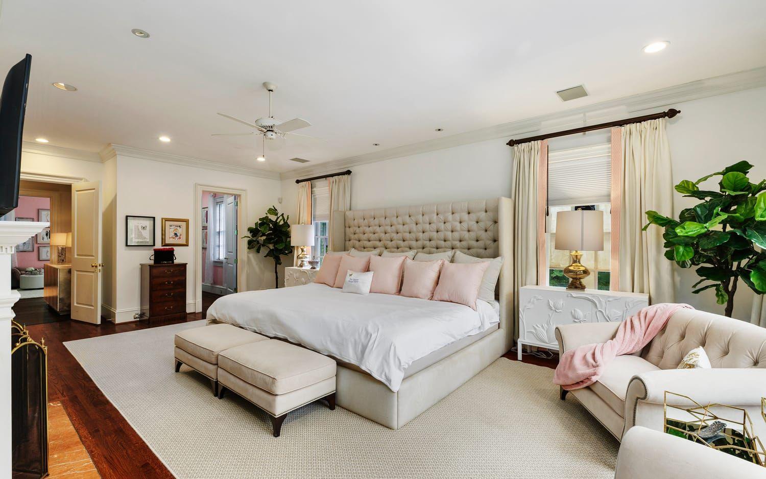 Mariahs sovrum är stort och ljust med öppen spis och har plats för ett par ordentliga fåtöljer.