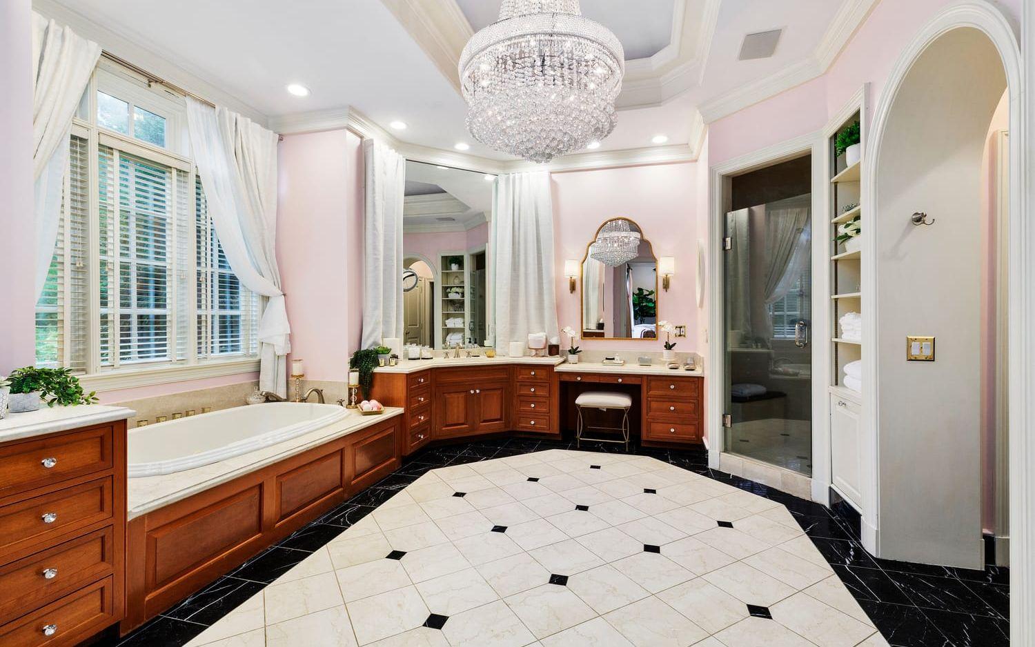Badrummet som ligger vid hennes sovrum är stort och lyxigt. Där finns badkar, dusch, två tvättställ och en sminkplats. Allt lyses upp av en kristallkrona. Badrummet är också rosa som hennes skönhetssalong.