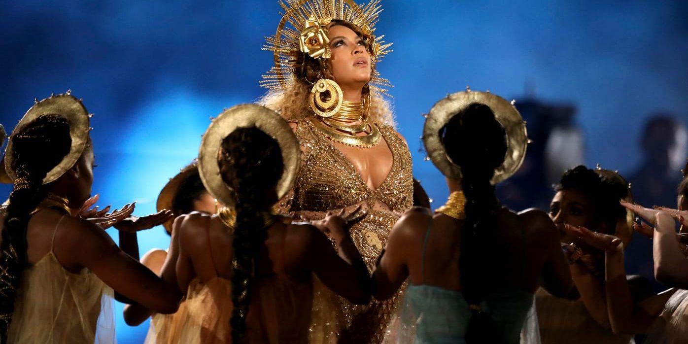 30000 personer har skrivit på ett upprop mot att Disney i nyinspelningen av "Lejonkungen" framhärdar i att använda uttrycket "hakuna matata". Beyoncé ger röst åt Nala i nyspelningen. Här framträder hon på Grammygalan i Los Angeles i februari förra året. Arkivbild.