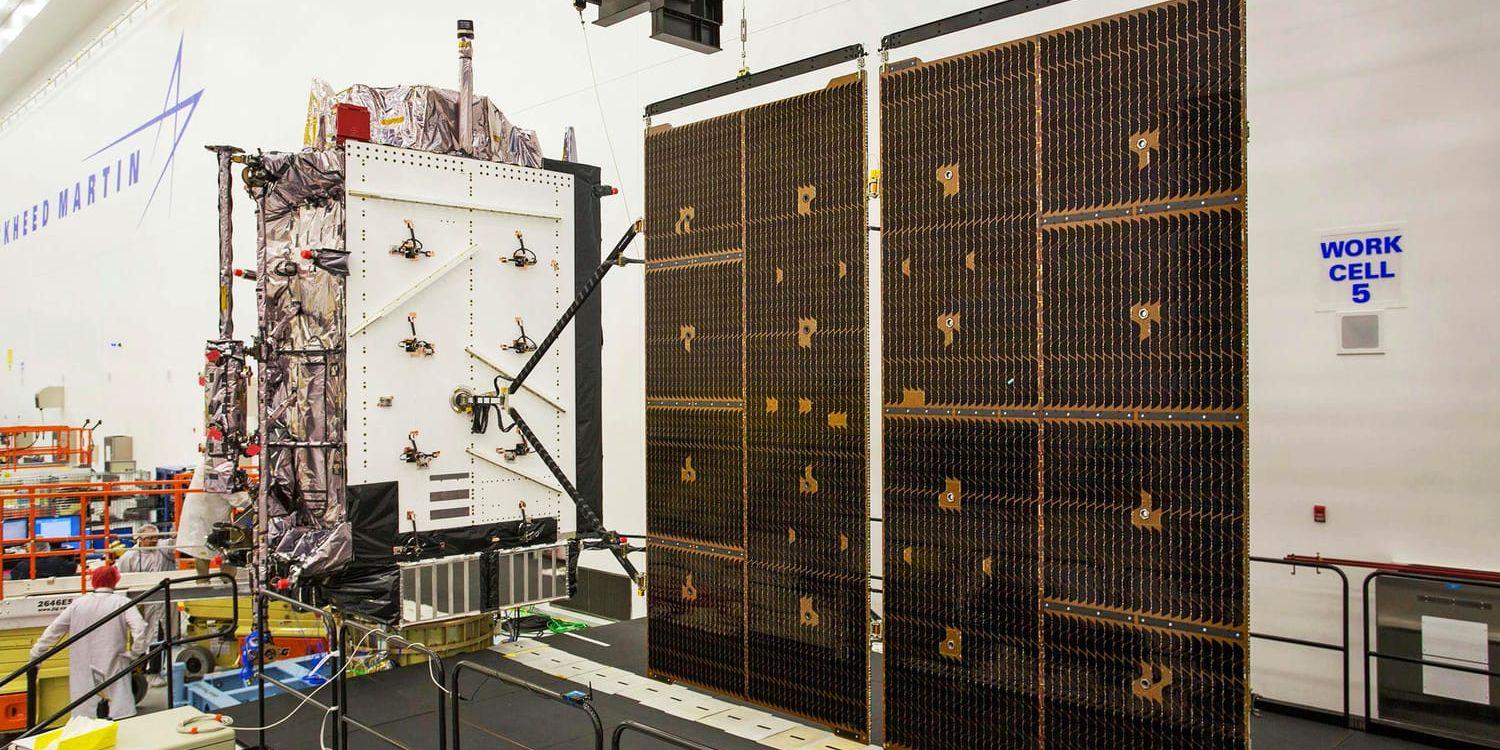 De nya gps-satelliterna drivs av stora solpaneler. På bilden testas panelerna i Lockheed Martins anläggning nära Denver förra året.