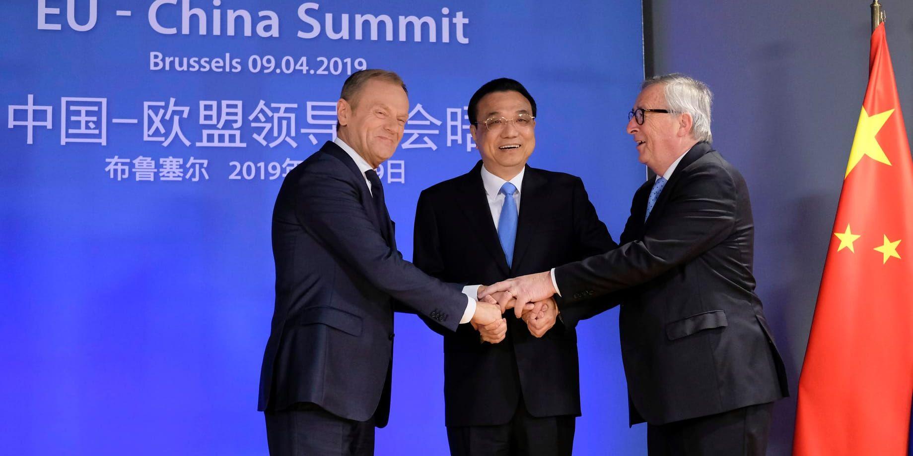 EU:s permanente rådsordförande Donald Tusk, Kinas premiärminister Li Keqiang och EU-kommissionens ordförande Jean-Claude Juncker skakar hand i Bryssel.