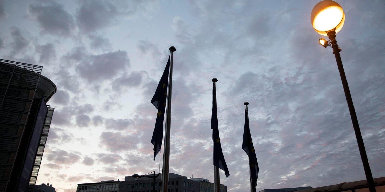 EU-flaggor slokar i gryningen i Bryssel sedan EU:s stats- och regeringschefer suttit hela natten och diskuterat vem som ska sitta på vilket toppjobb i unionen.