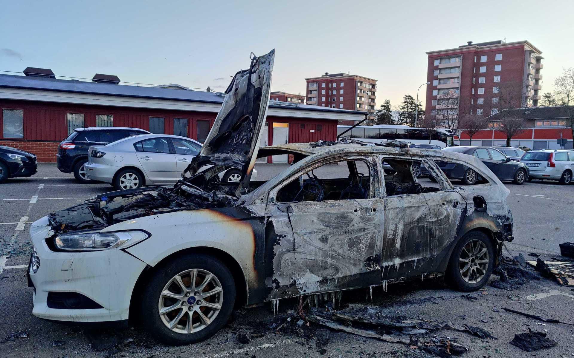 Taxibilen var helt utbränd efter incidenten.