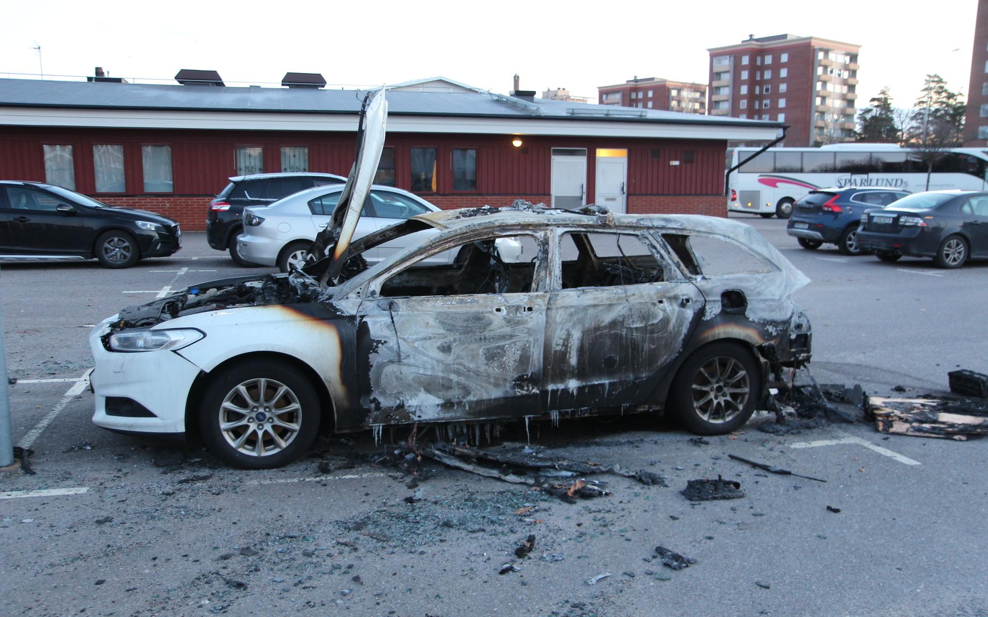 Det är inte första gången bilar har brunnit i Kronogården.