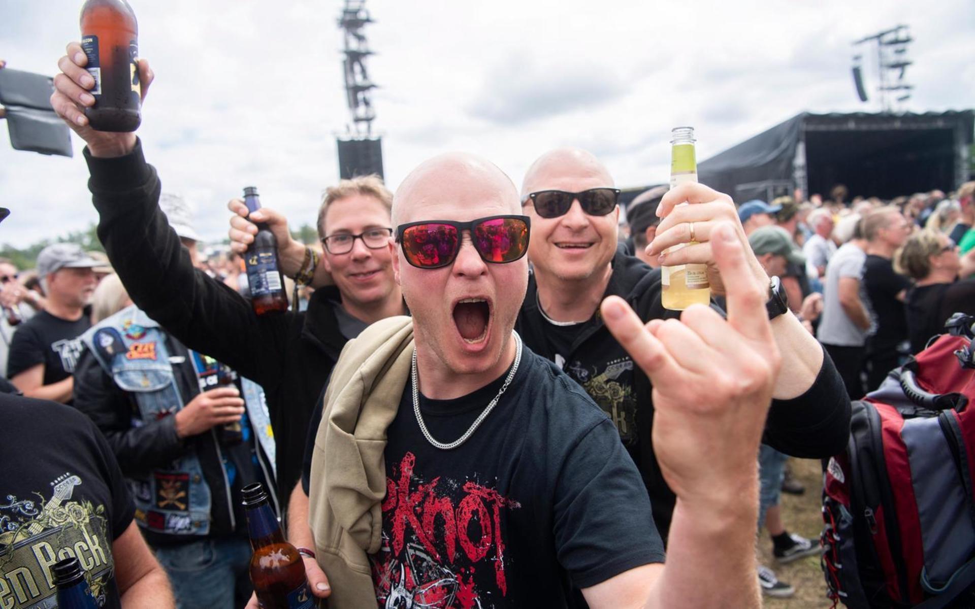 Jimmie Årzen, Daniel Andersson och Ola Larsson från Halmstad njuter i solen av god musik och en varsin öl. Sweden Rock Festival 2022. 