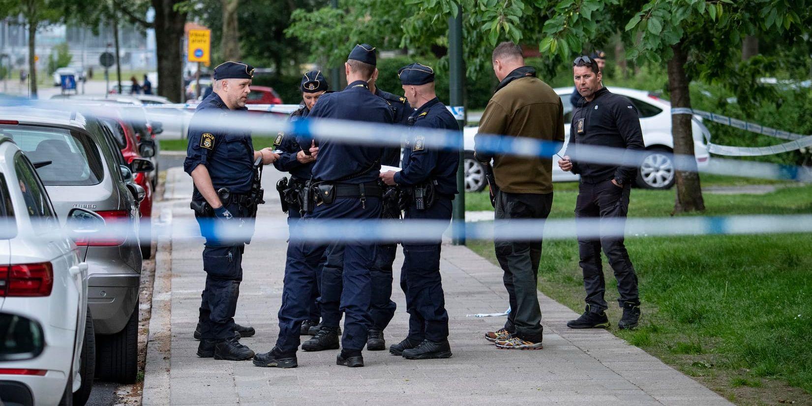 En man i 20-årsåldern hittades skjuten i Malmö efter ett larm om skottlossning i bostadsområdet Nya Bellevue i Malmö. Mannen fördes till sjukhus men senare kom beskedet att han dött av sina skador.