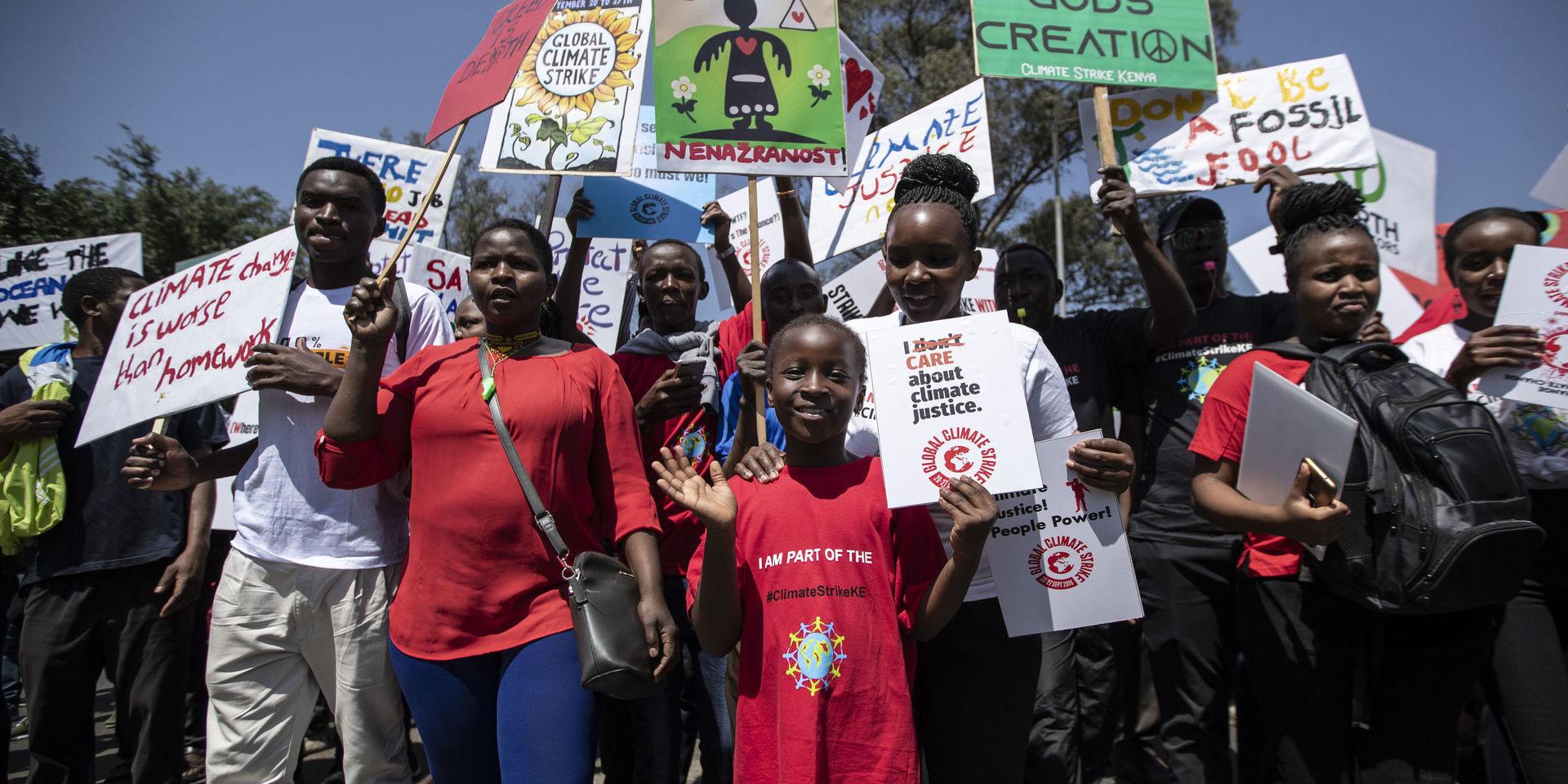 Unga demonstranter samlas i Nairobi, Kenya, för att demonstrera för klimatet. 