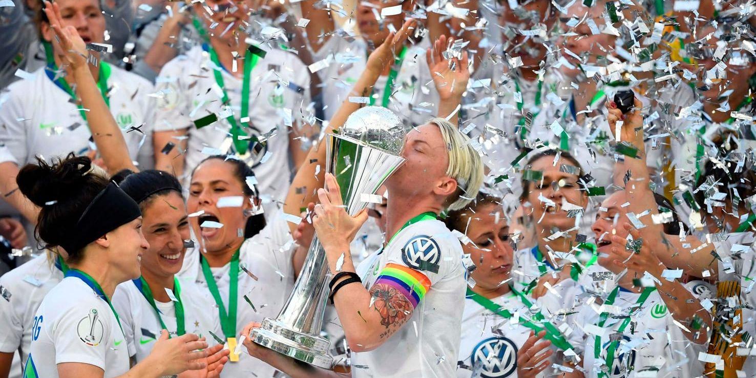 Nilla Fischer fick lyfta den tyska cuppokalen med sitt Wolfsburg.