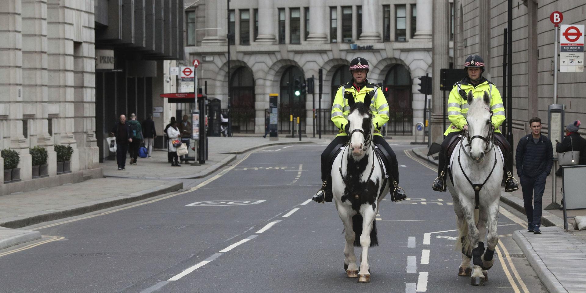 Brittisk ridande polis på glest befolkade gator i London, som är den värst drabbat staden i landet av coronavirusets spridning. 