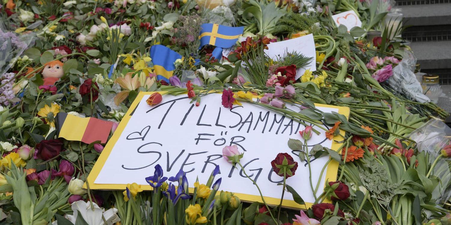 Trappan vid Sergels torg mot Drottninggatan täcktes av blommor efter dådet.