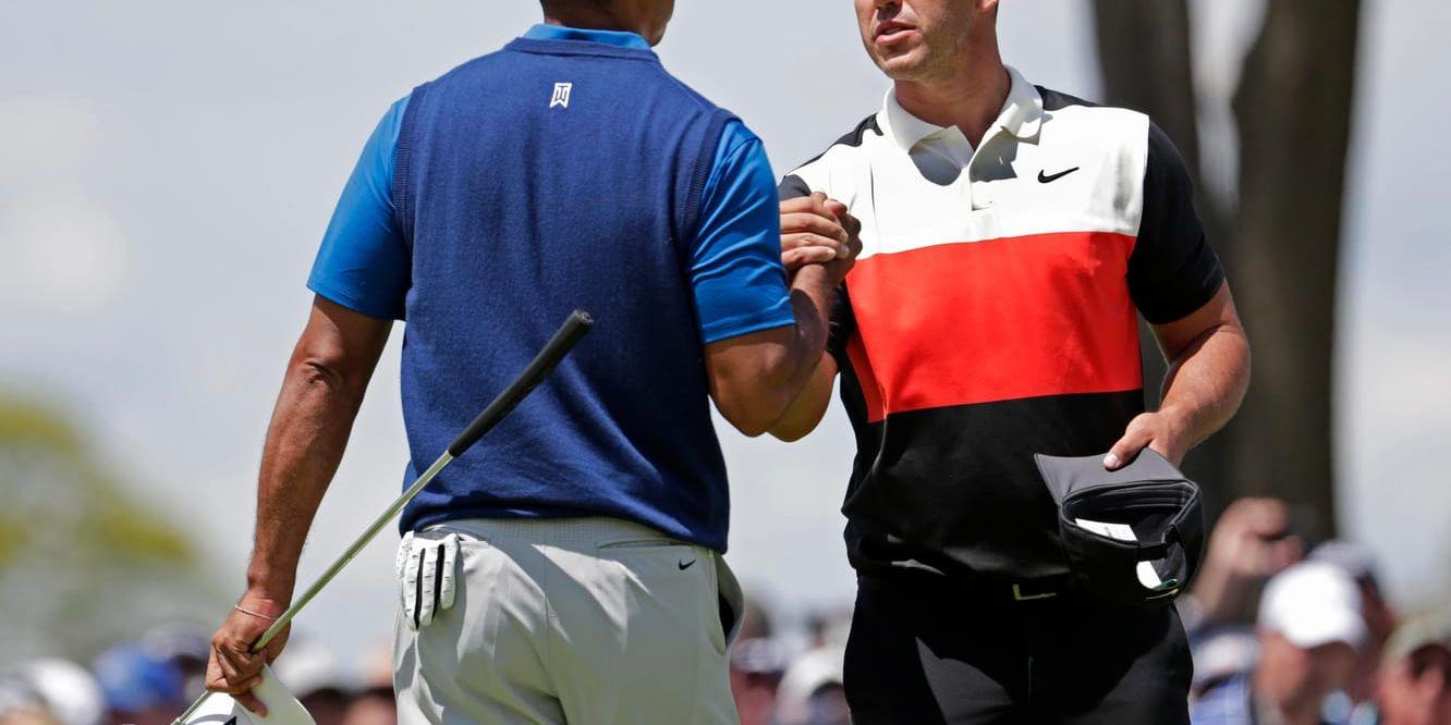 Tiger Woods och Brooks Koepka när de just spelat klart torsdagens runda.