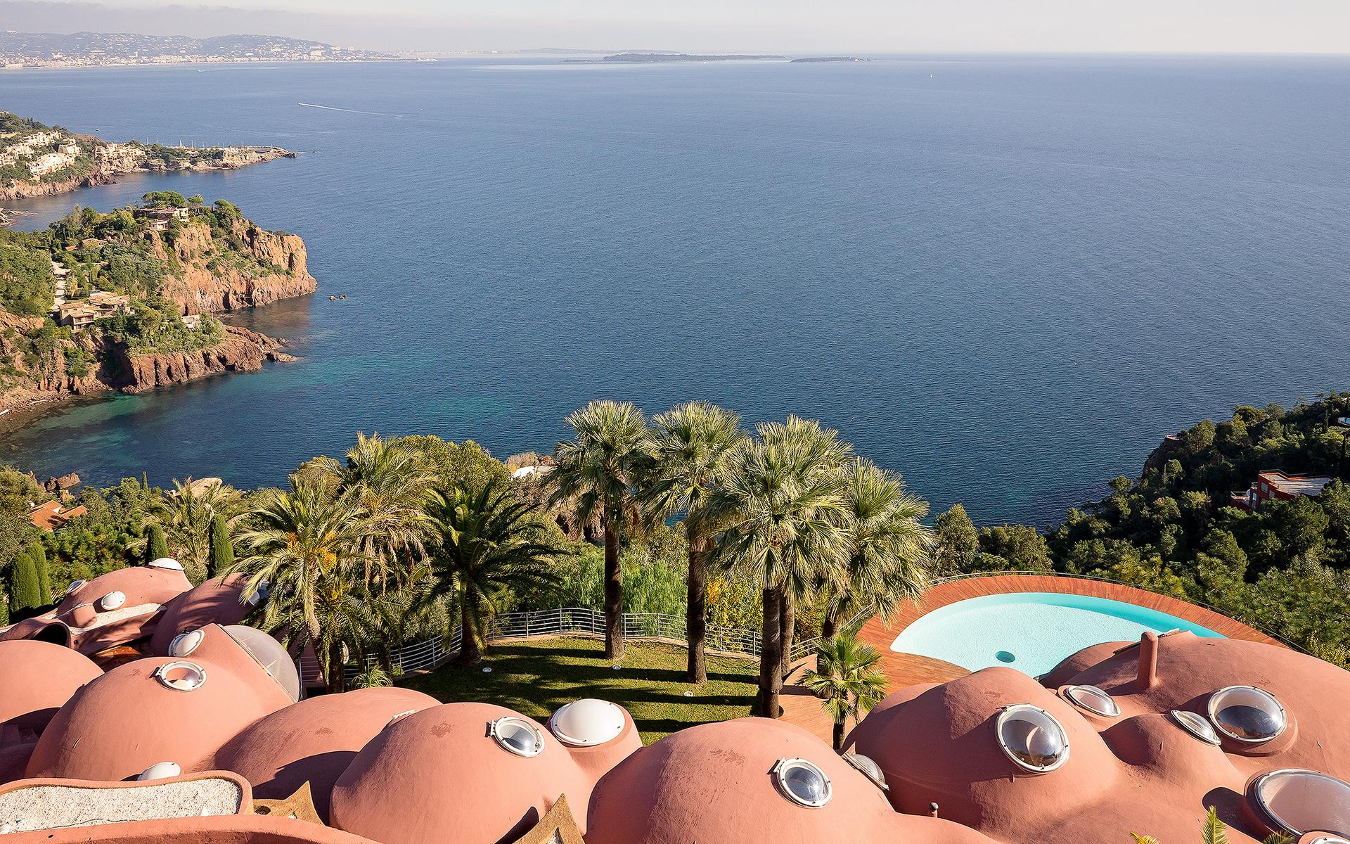 Bubbelpalatset ligger högt upp på en klippa strax utanför Cannes.