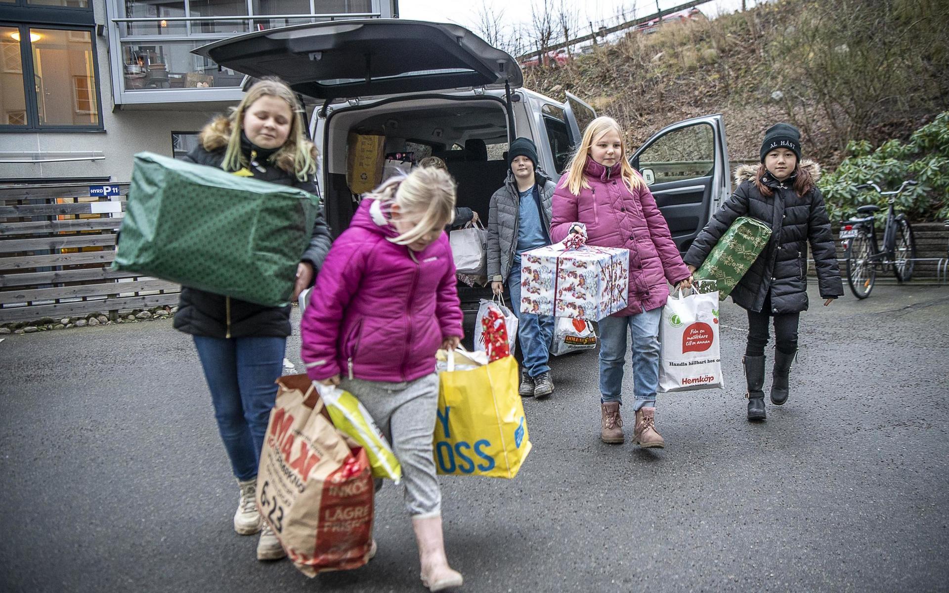 Elever vid Fridaskolan i Vänersborg lämnar julklappar till TTELA:s och Röda Korsets insamling.