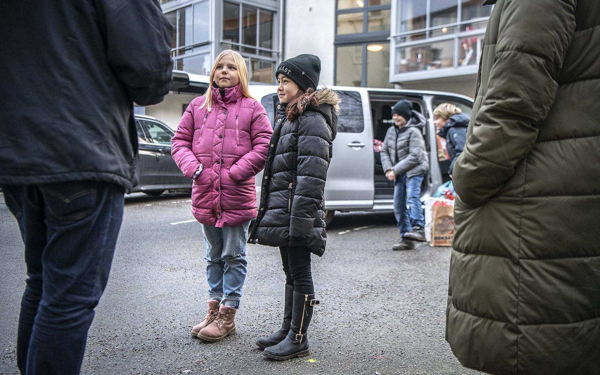 Elever vid Fridaskolan i Vänersborg lämnar julklappar till TTELA:s och Röda Korsets insamling.Fr v: Alice Larsson och Ebba Peterson.