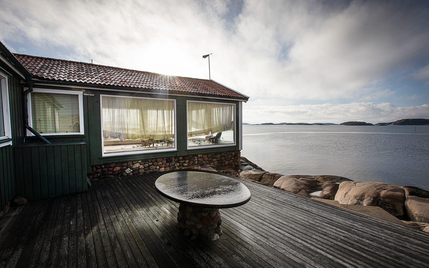 Kring stenbordet på terrassen tillbringades mycket tid och Lars Lundberg berättar att sitta inne i matsalen är som att befinna sig i ett omvänt akvarium.