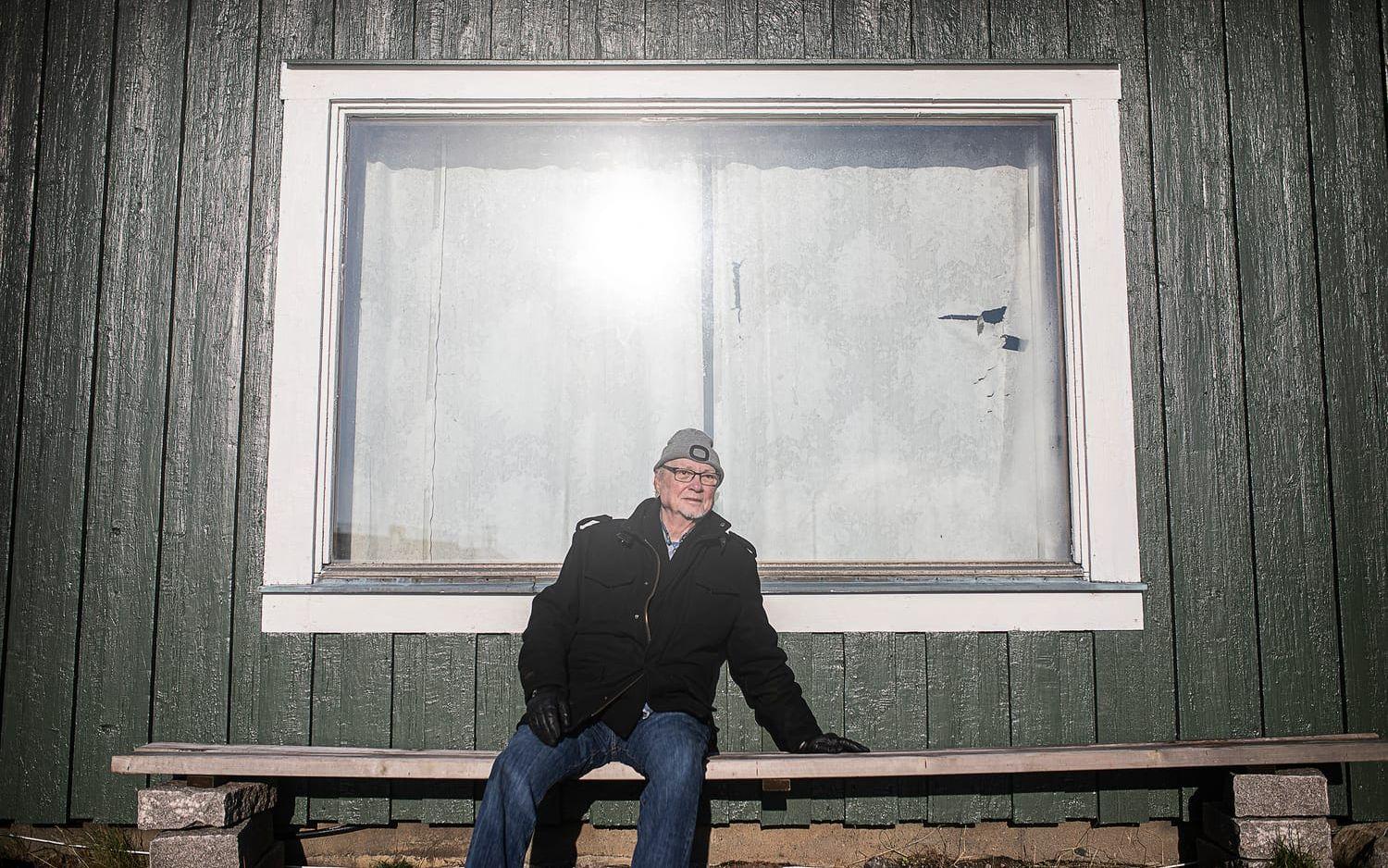 Curt Warås på utsidan av det stora fönstret där samma gardiner från 1966 hänger kvar.