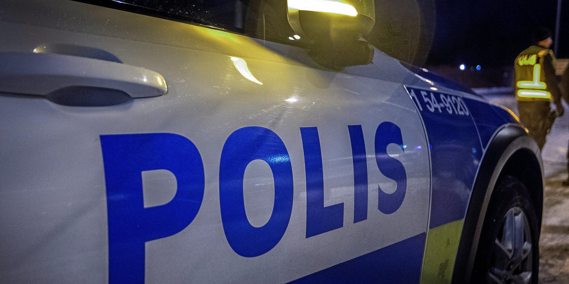 En man utan körkort smet från polisen i Vänersborg när han hade ungdomar i bilen. 