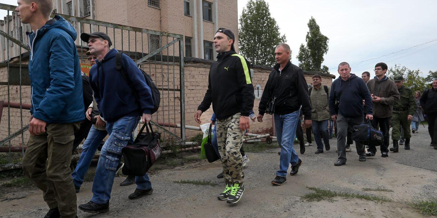 Inkallade ryssar samlas vid en rekryteringsanläggning i Volgograd i sydvästra Ryssland på lördagen.